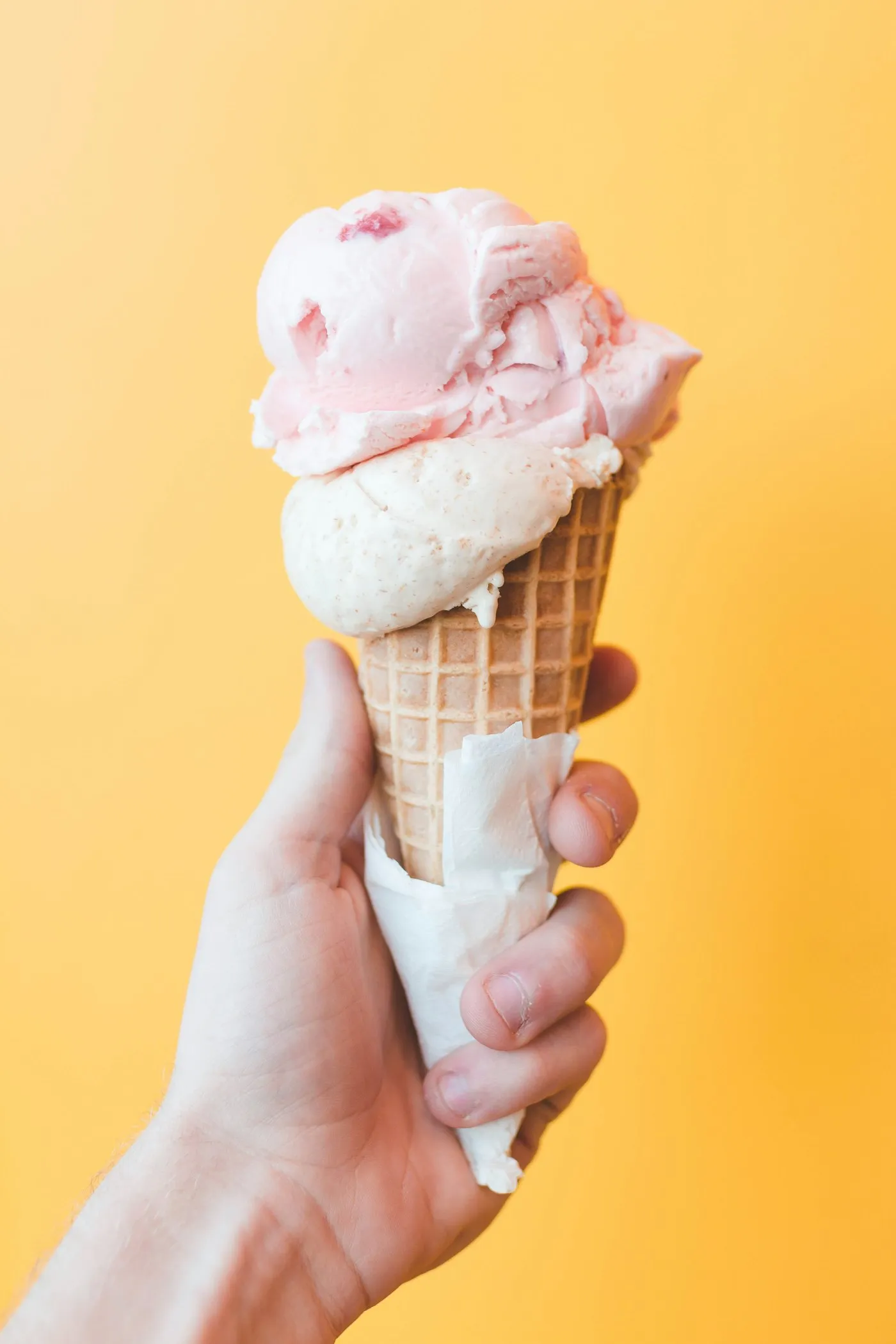 Cono de helado sobre fondo de color