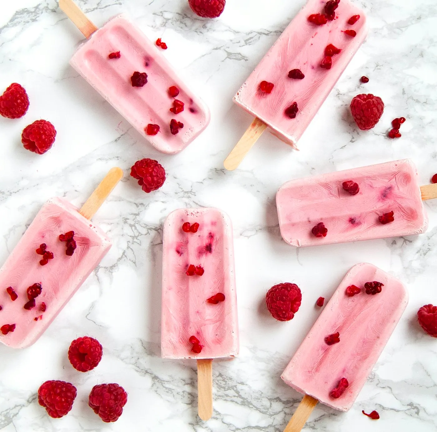Paletas de fruta sobre hielo